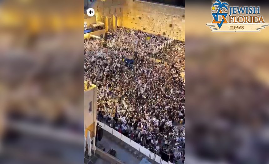 Thousands Sing at Kotel for Yom Yerushalayim